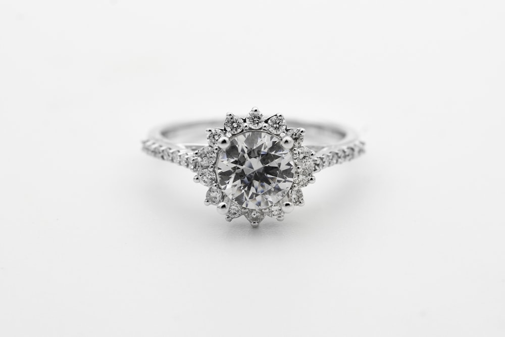 anillo tachonado de diamantes de plata con piedra preciosa azul