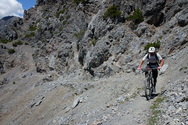 Man in black and white shirt riding mountain bike on rocky mountain during daytime — Bormio, Italy