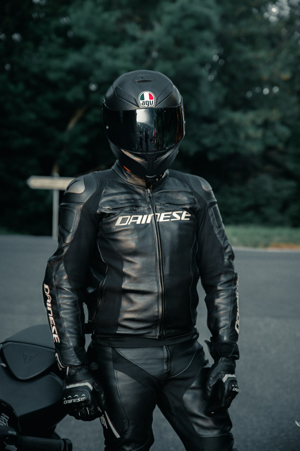 Mann in schwarzer Lederjacke mit schwarzem Helm