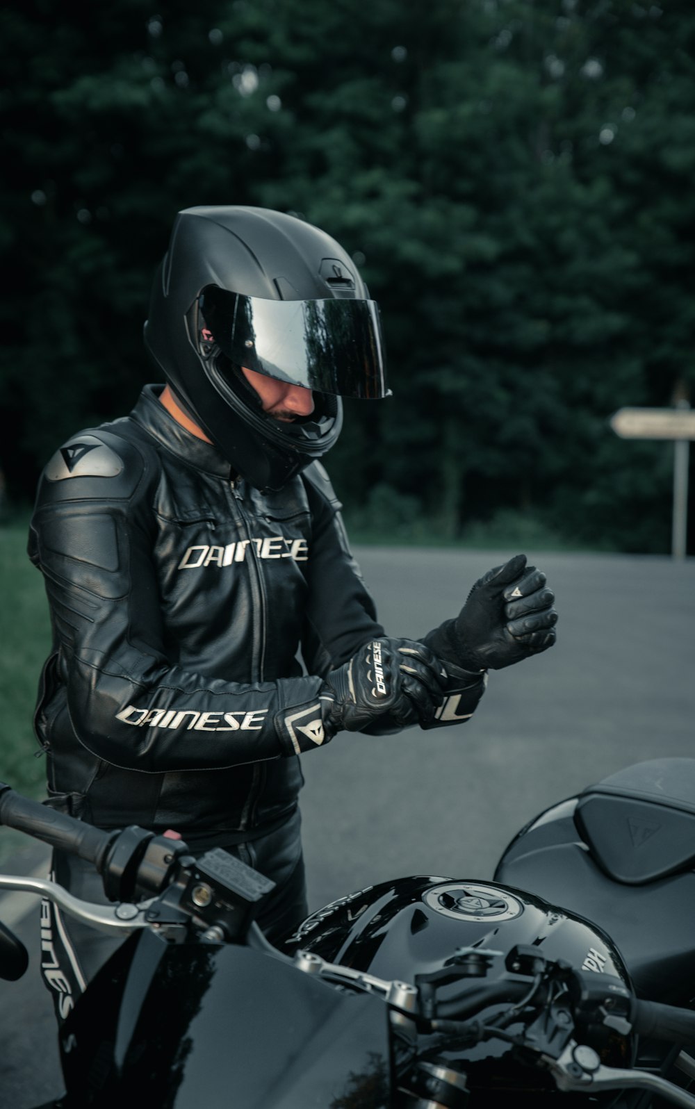 Mann in schwarzer Lederjacke Motorrad fahren