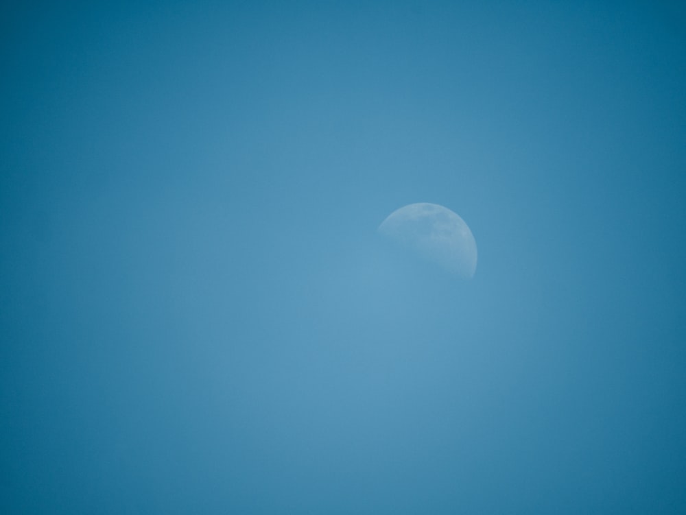 青空に白い月