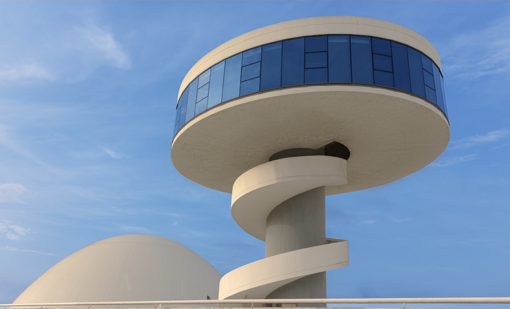 Weißes Betongebäude unter blauem Himmel tagsüber