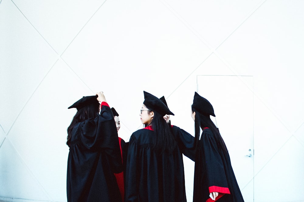 personnes en tenue académique debout