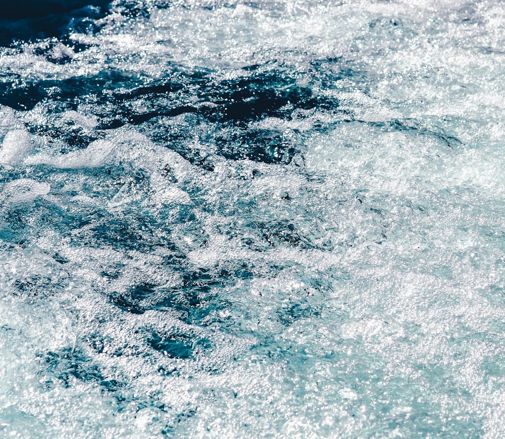 ondas de água na água azul do oceano durante o dia