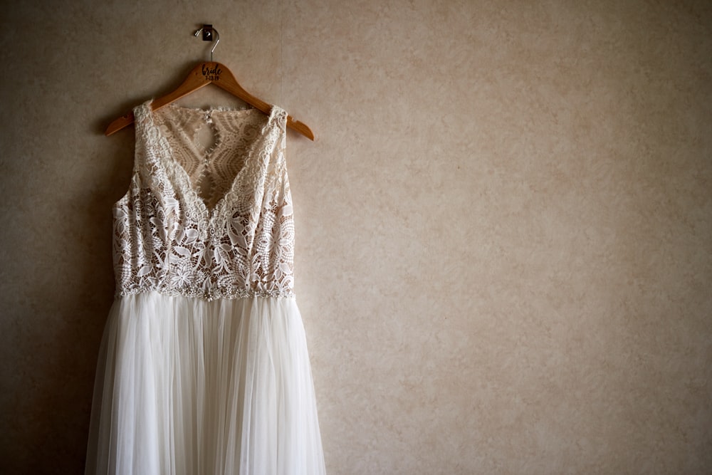 robe sans manches en dentelle fleurie blanche