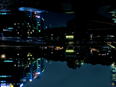 Um cenário urbano futurista com prédios altos e luzes neon refletindo na chuva.