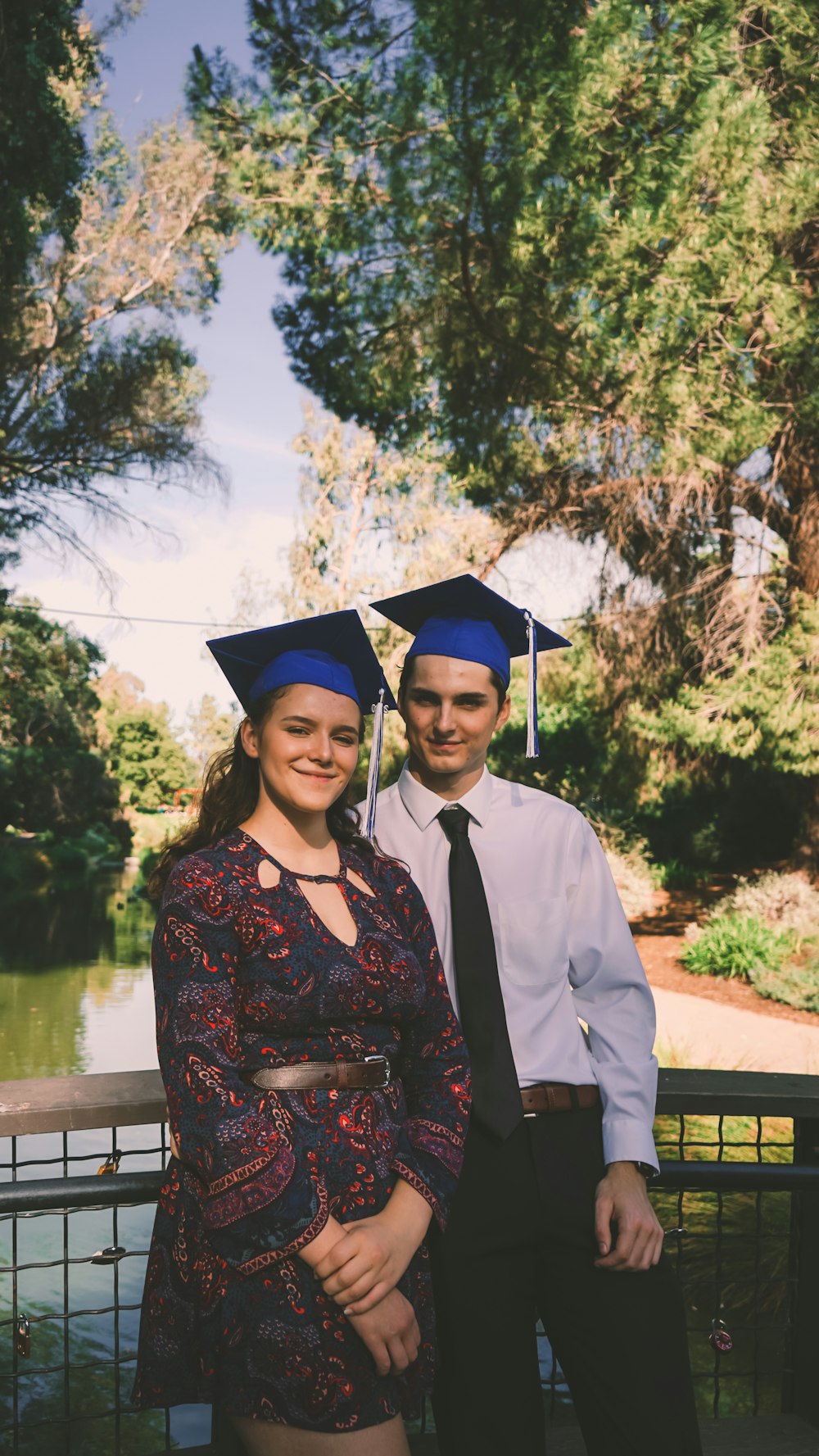 mujer con toga académica azul y sombrero académico azul