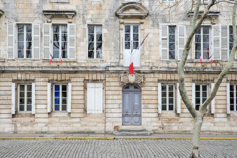 Edificio de hormigón marrón y blanco