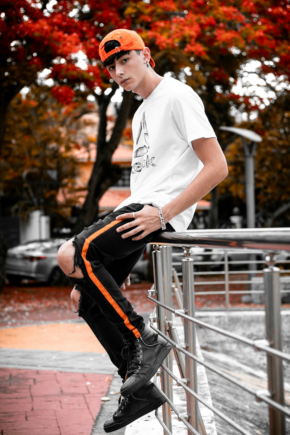 Influencia Aliviar Qué Foto hombre con camiseta blanca de cuello redondo y pantalón negro sentado  en una cerca de metal gris durante – Imagen República dominicana gratis en  Unsplash
