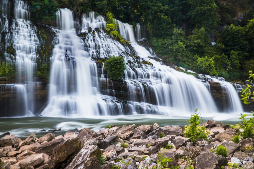 L’eau tombe sur les roches brunes