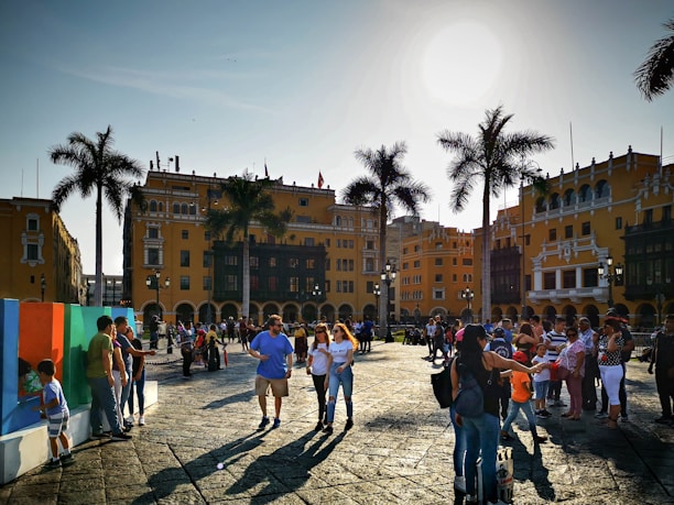 A bustling city square in Parauapebas under a bright sunny sky.