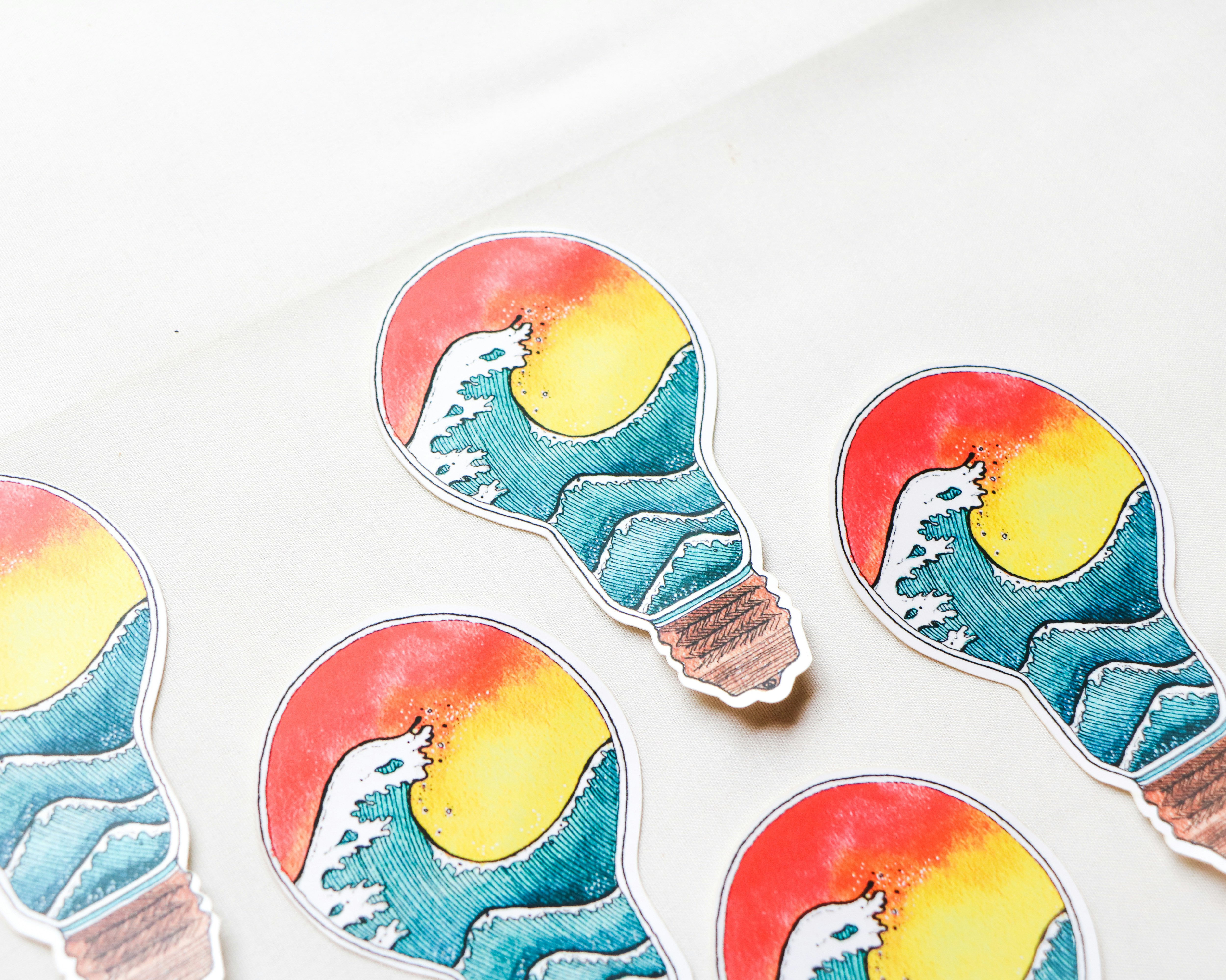 赤、青、緑の抽象画