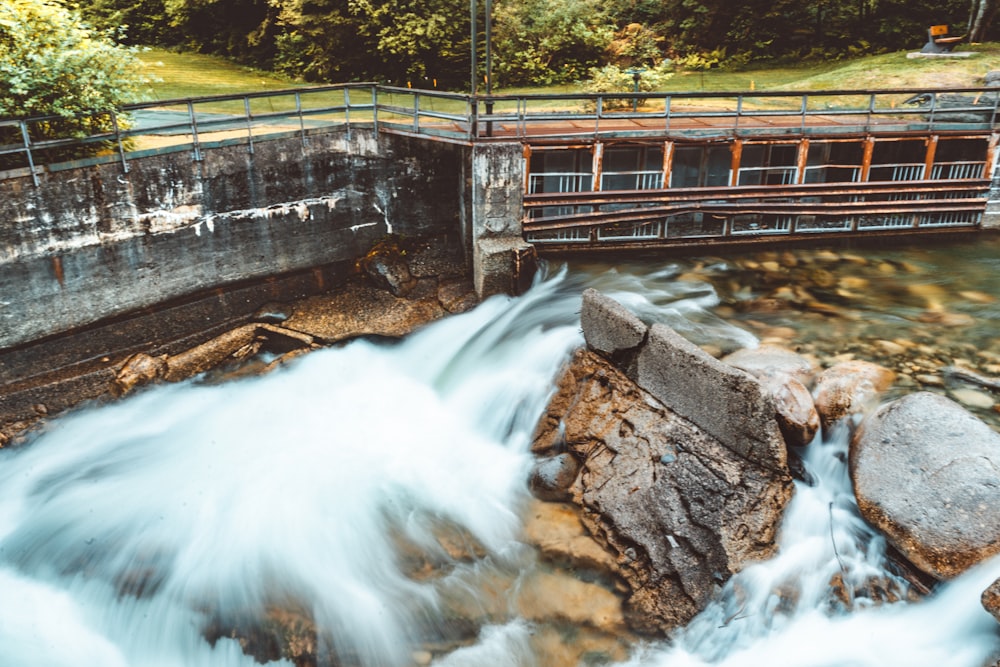 Wasserfall auf braune Holzbrücke