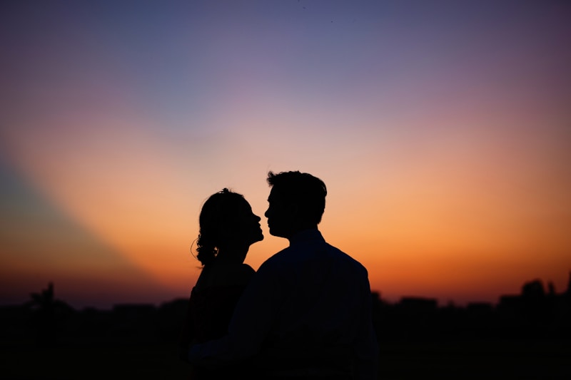 Beso ardiente al atardecer