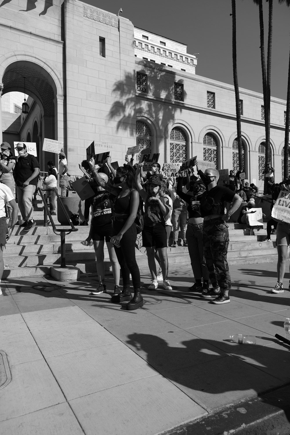 Foto en escala de grises de personas caminando por la calle