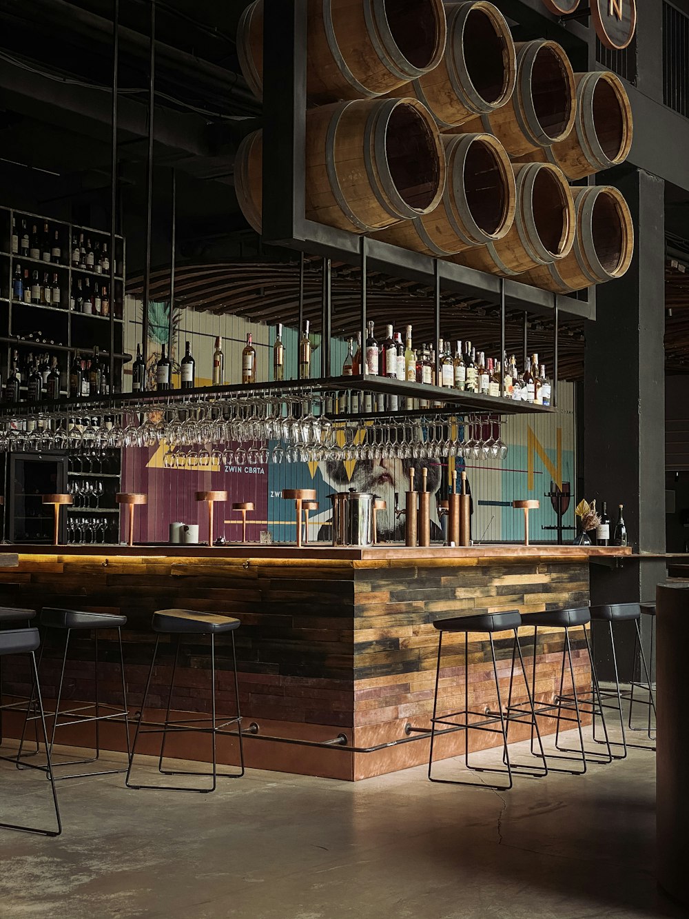 comptoir de bar en bois marron avec bouteilles de vin