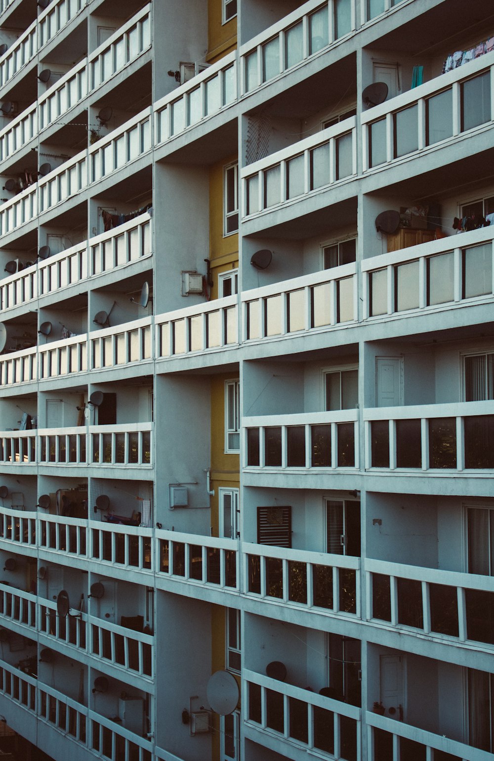 Edificio de hormigón blanco durante el día