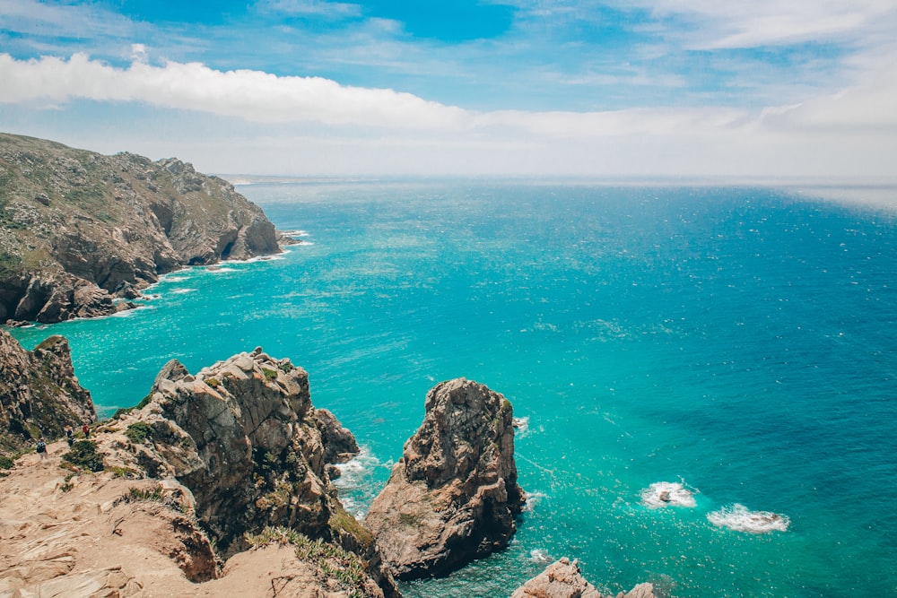 Formation rocheuse brune sur la mer bleue sous le ciel bleu pendant la journée