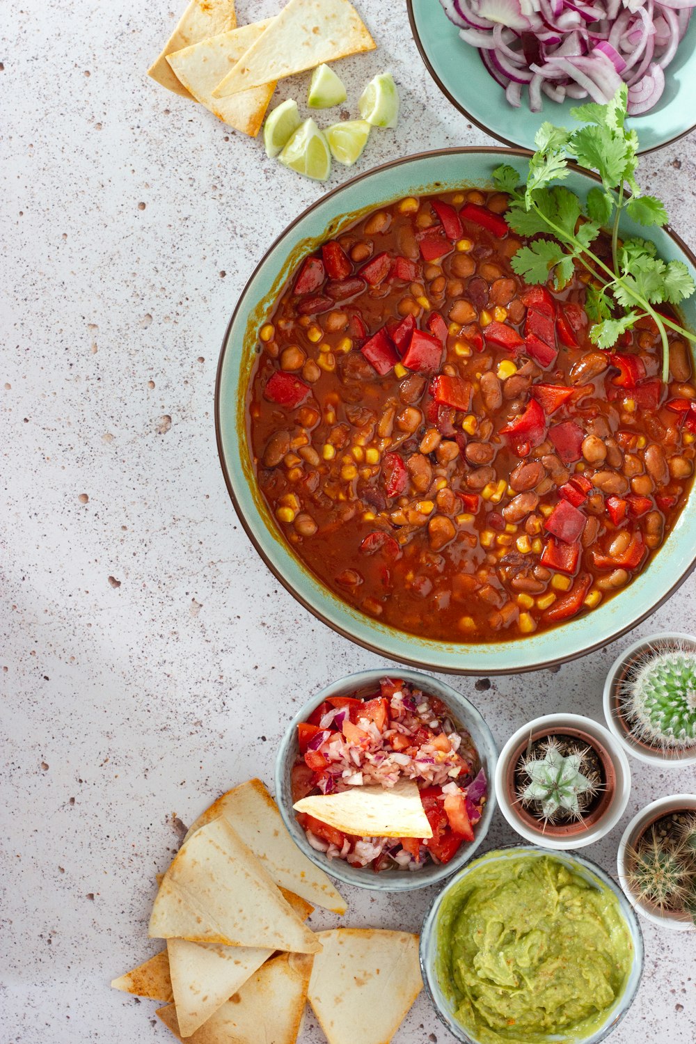 chiles rojos y verdes en cuenco de cerámica blanca