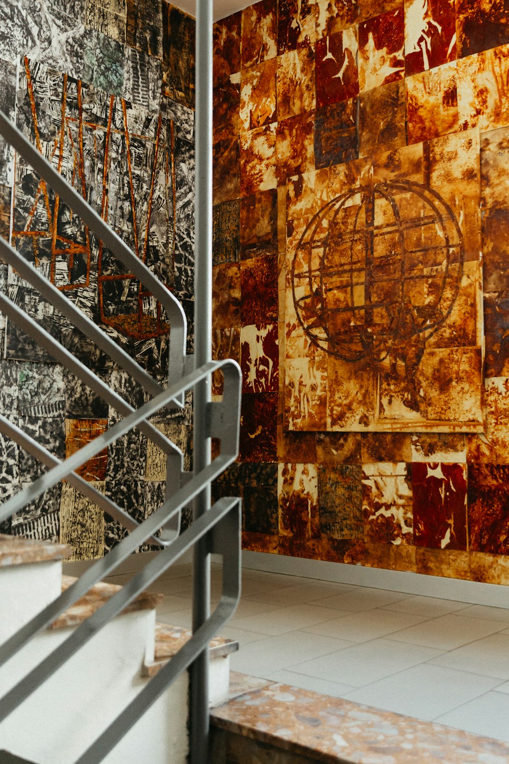 weiße Metalltreppe in der Nähe der braunen Wand