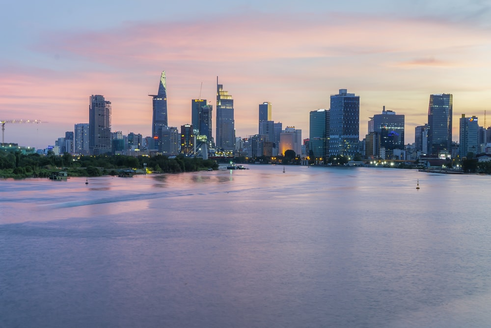 Skyline della città attraverso lo specchio d'acqua durante il giorno