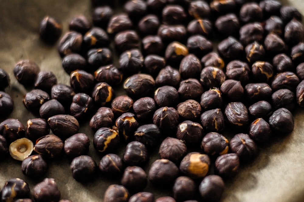 schwarze und braune Kaffeebohnen