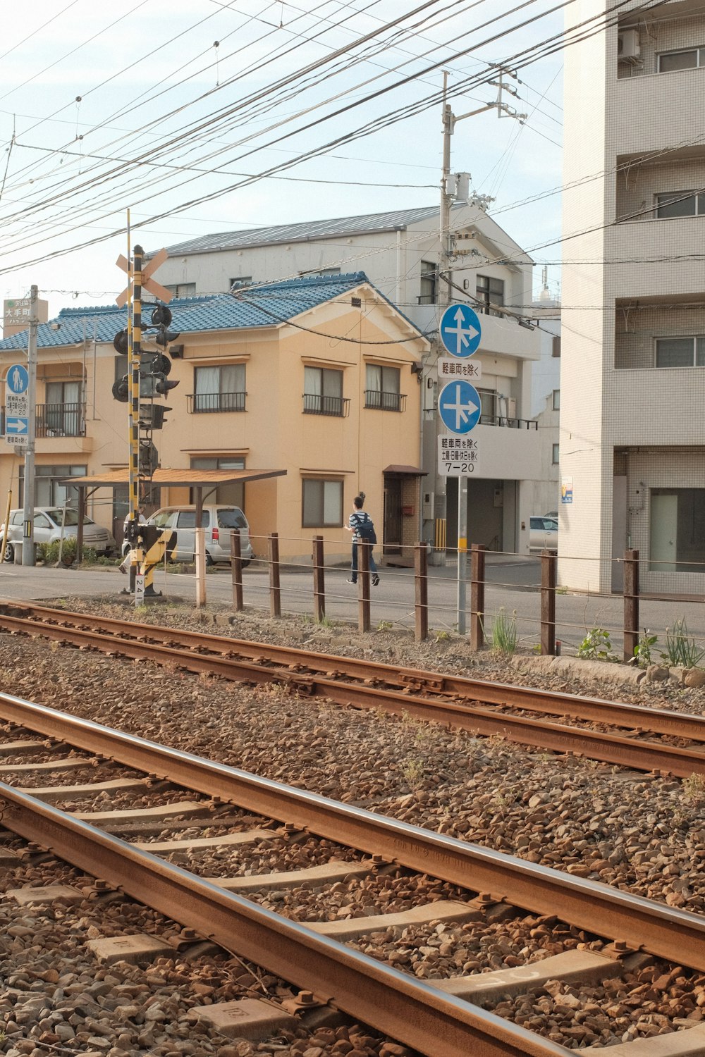 茶色と白のコンクリートの建物