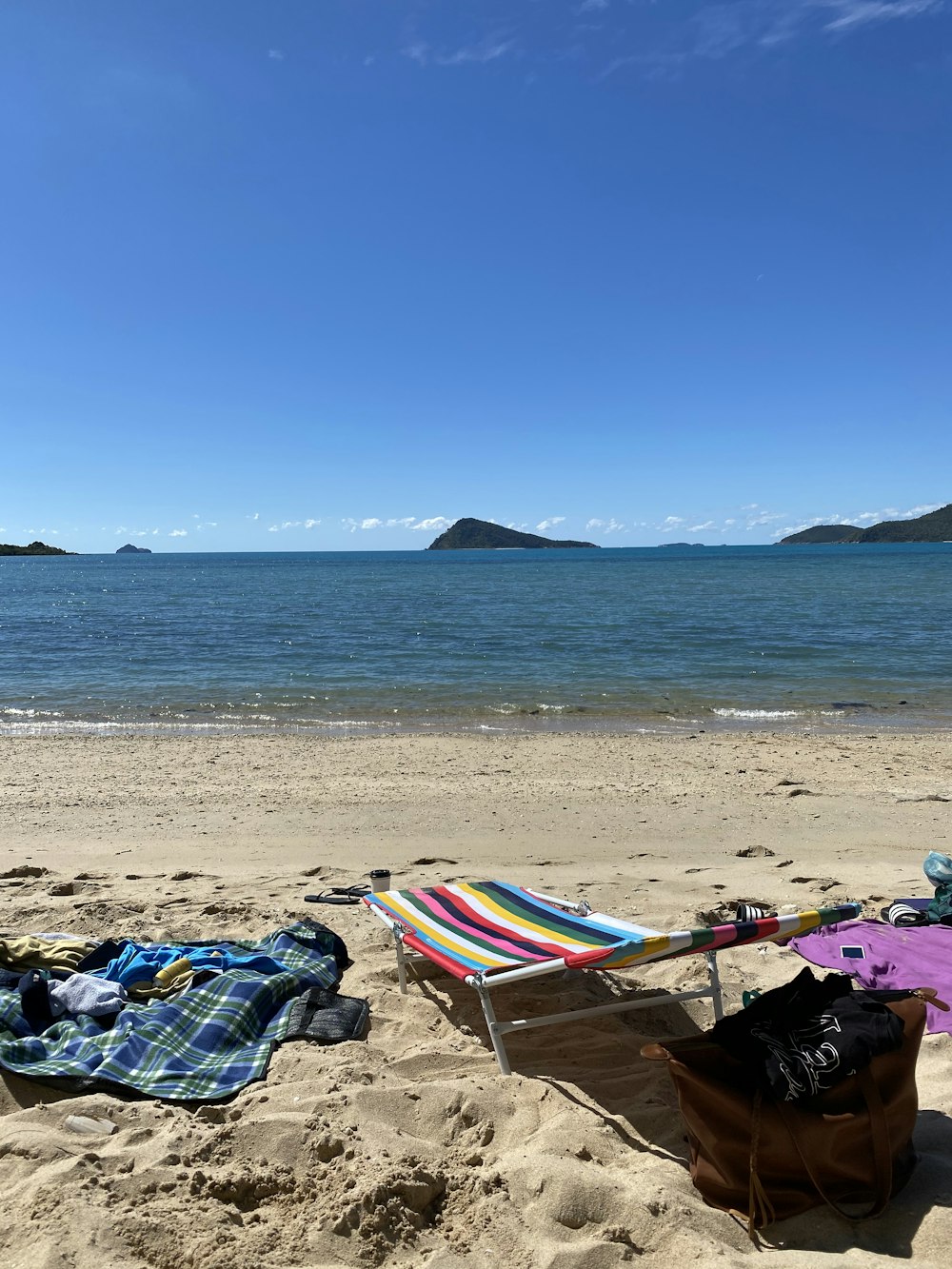 textil de rayas azules y amarillas en la playa durante el día