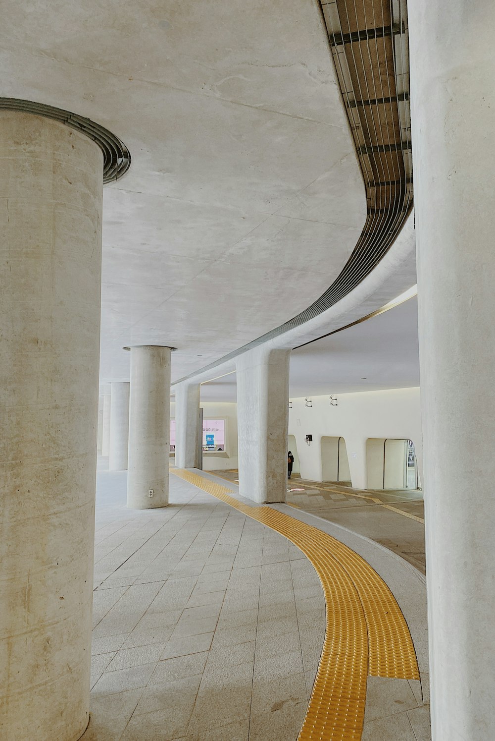 Una pasarela vacía en un gran edificio con columnas