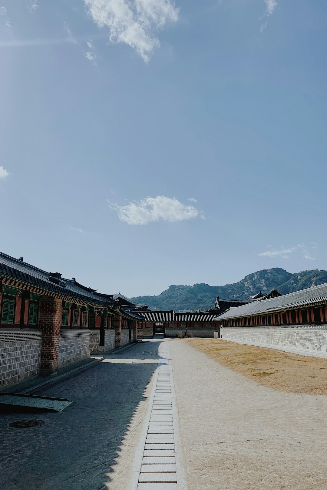 travelers stories about Mountain in Gyeongbokgung Palace, South Korea