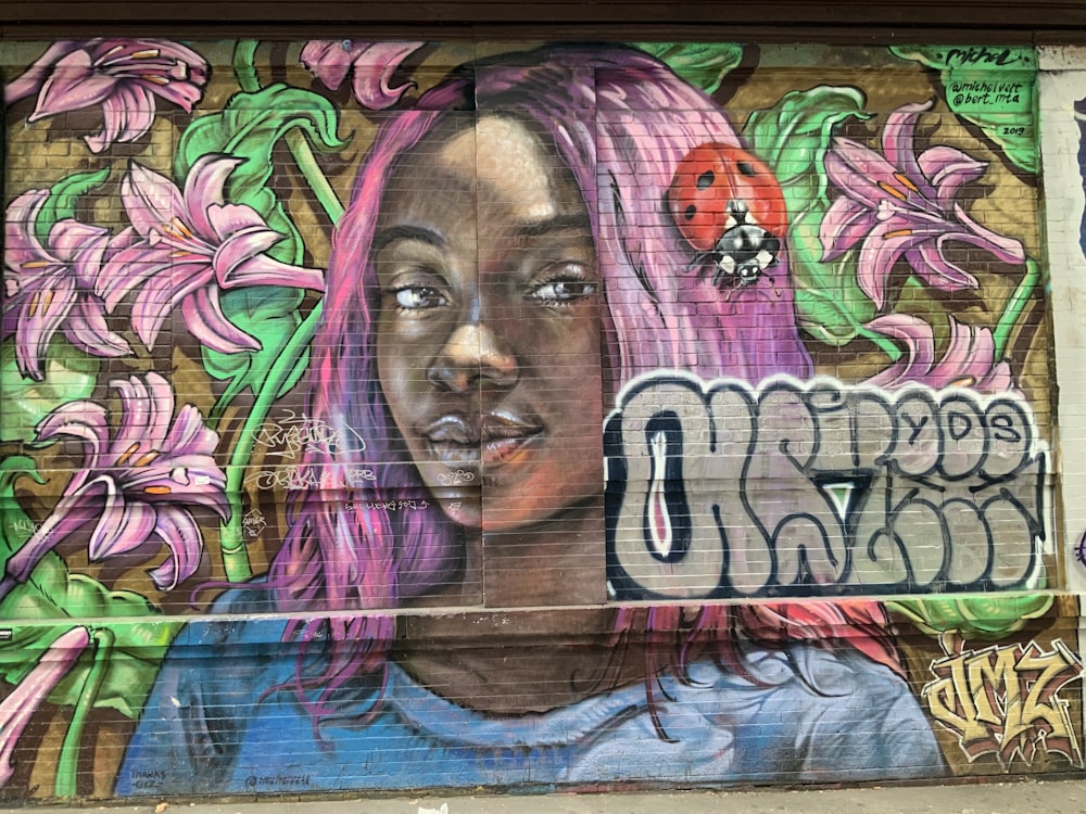 Graffiti de visage de femme sur le mur