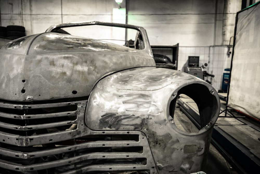 carro vintage cinza na garagem