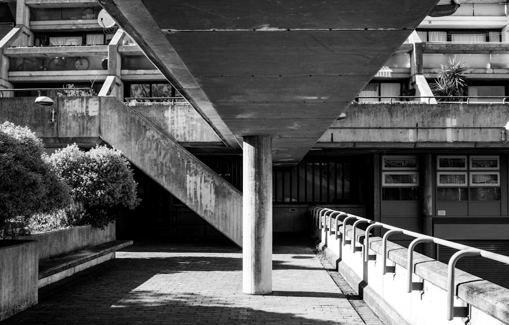 Foto en escala de grises de un puente