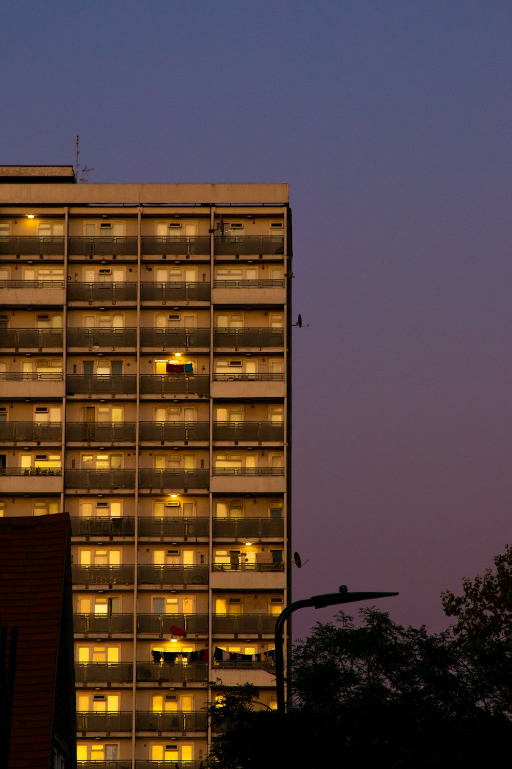 edifício de concreto marrom durante a noite