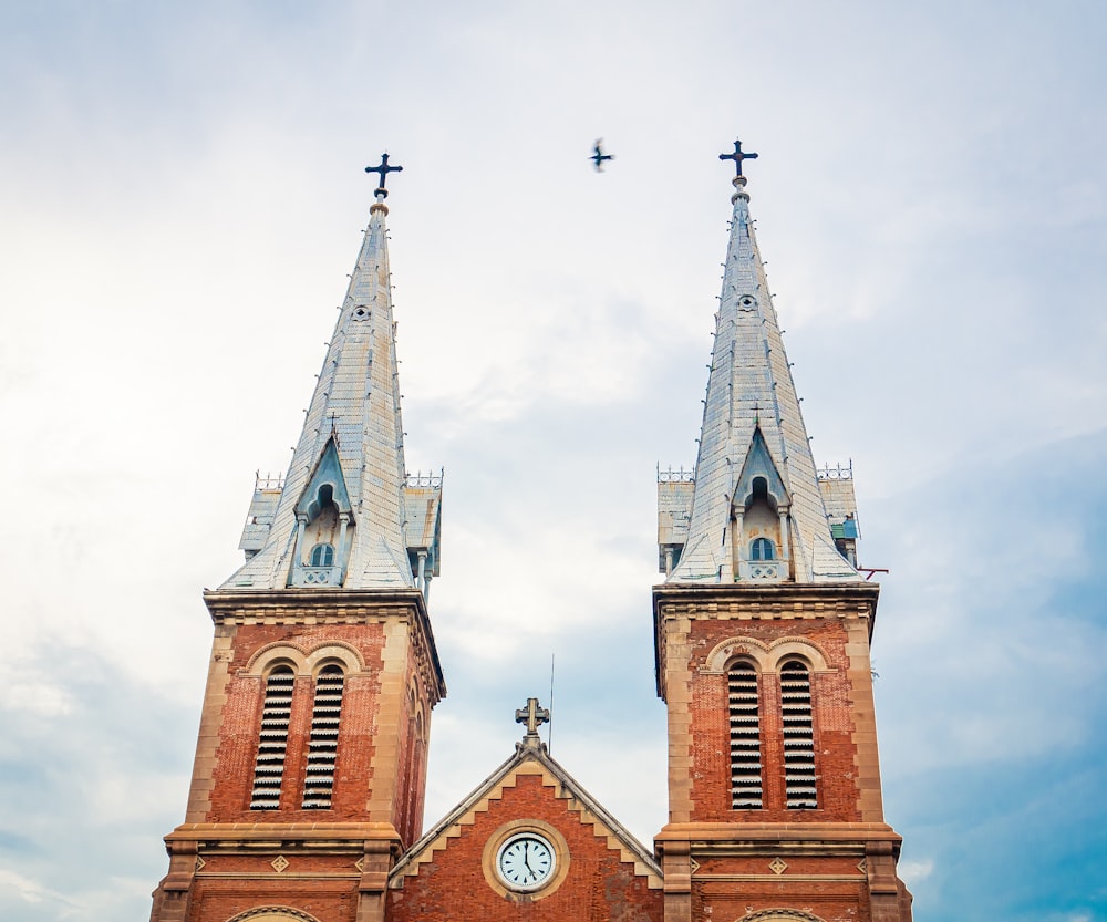 chiesa di cemento marrone e grigio sotto nuvole bianche durante il giorno