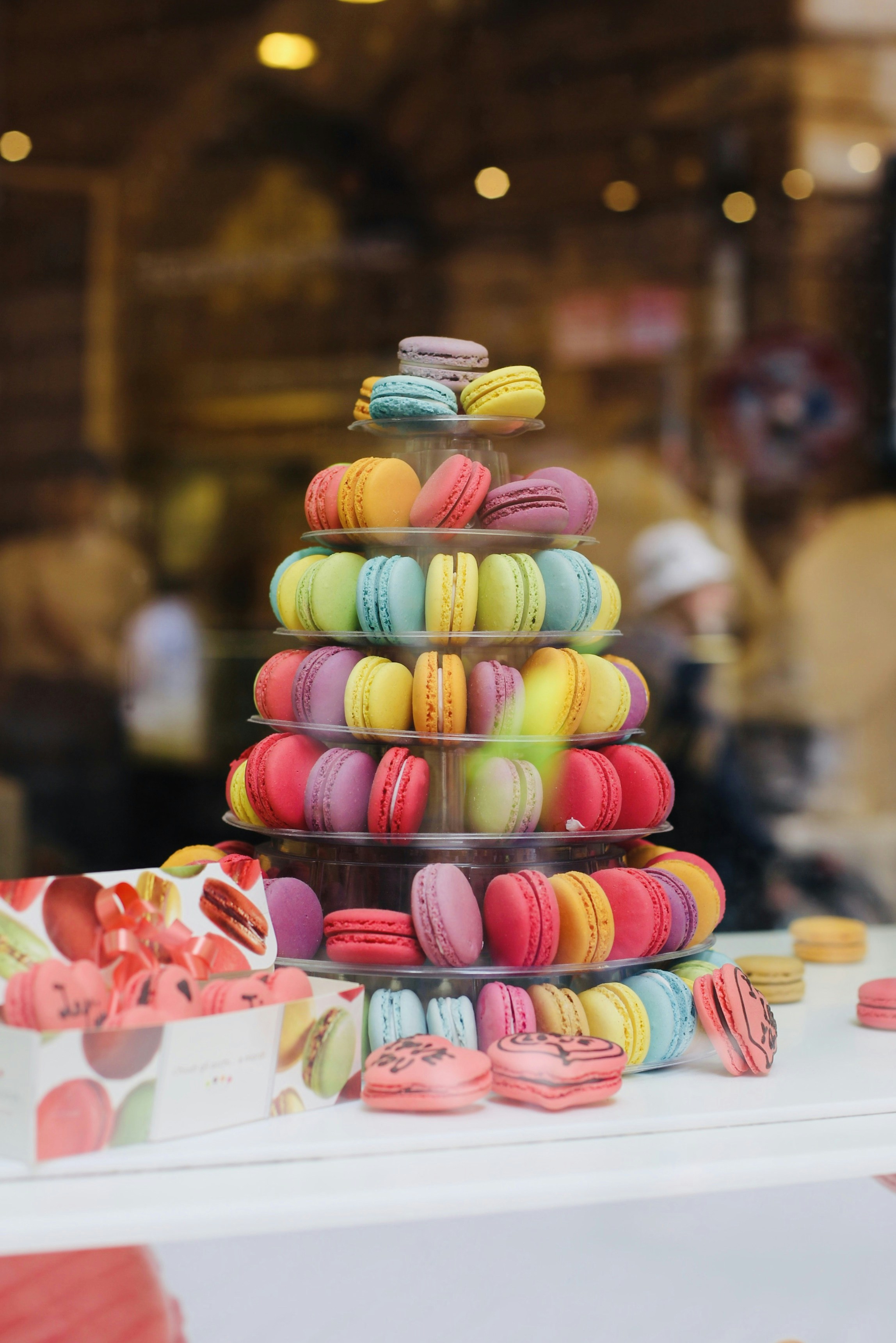 caramelos redondos multicolores en recipiente de plástico rosa