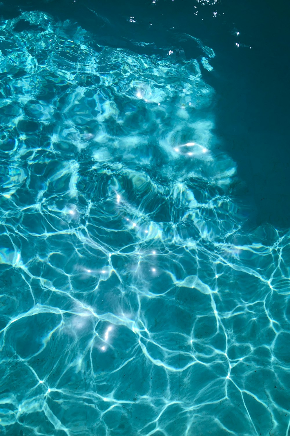 青い水と白い泡の写真 Unsplashで見つける青いの無料写真