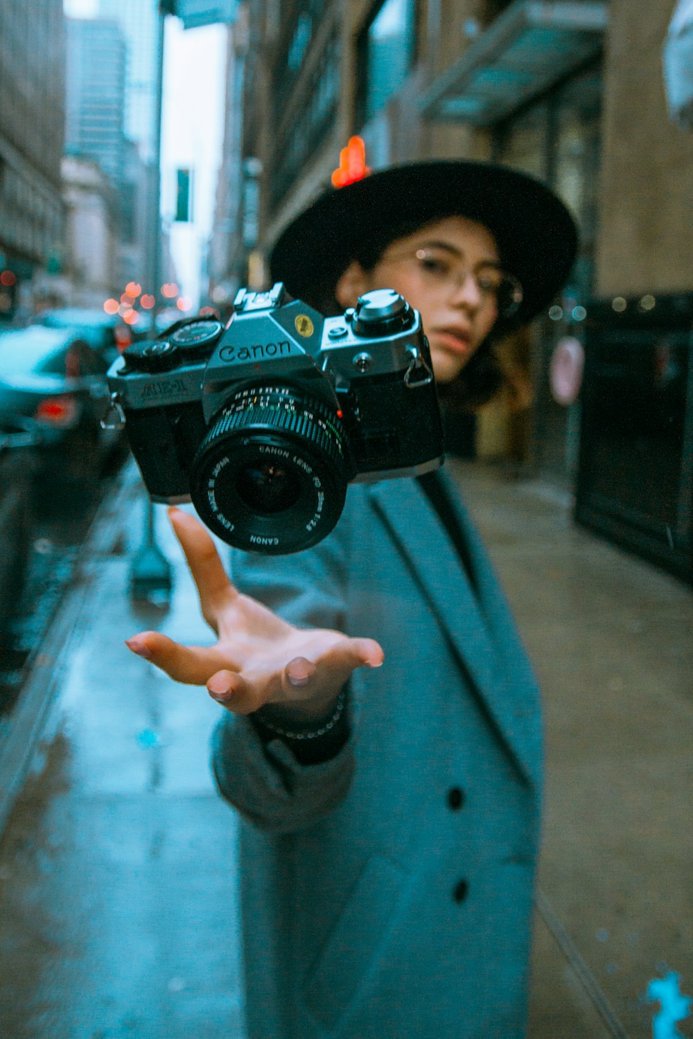 Mann in blauer Jacke mit schwarzer Nikon-DSLR-Kamera