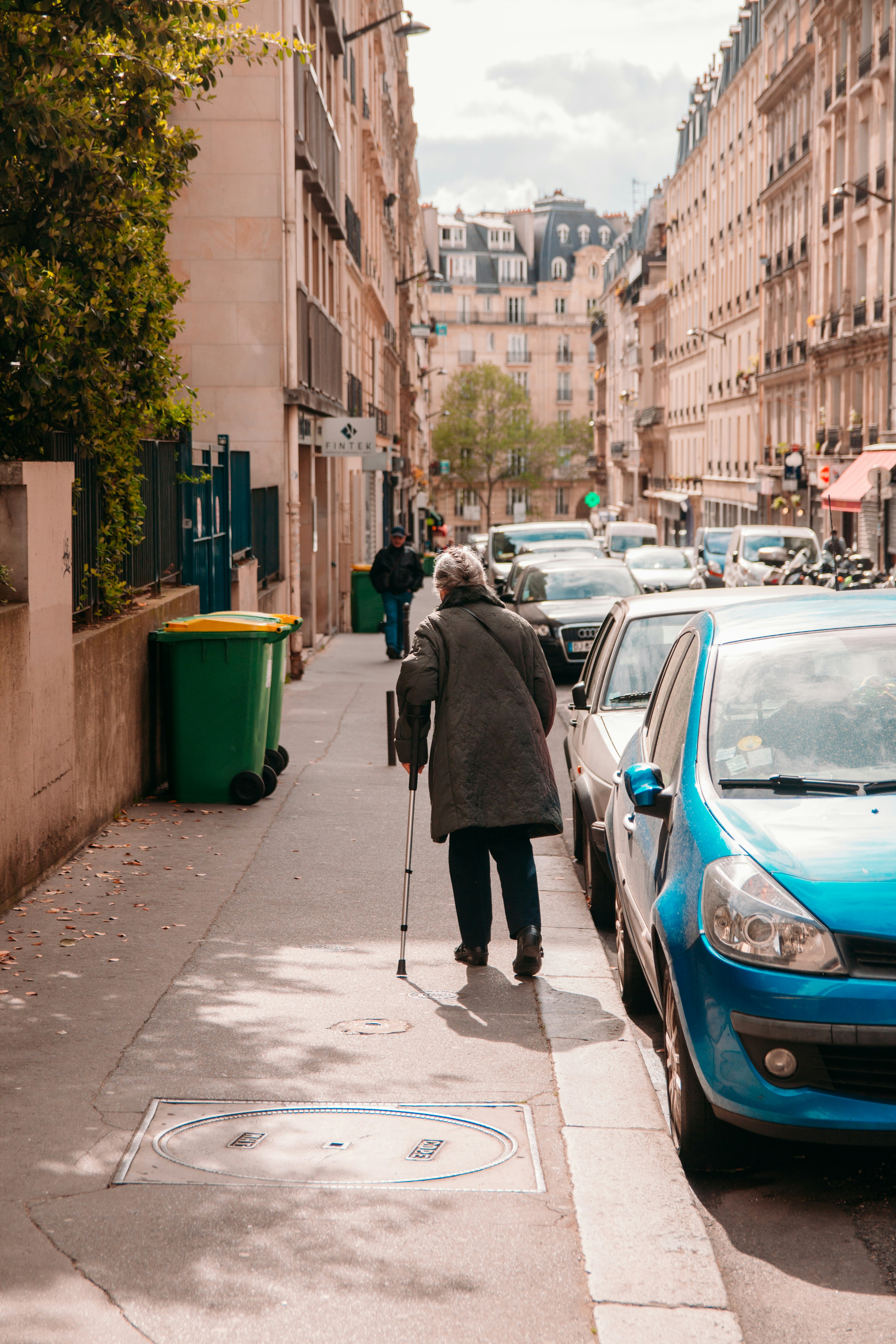 Personne marchant vers un véhicule