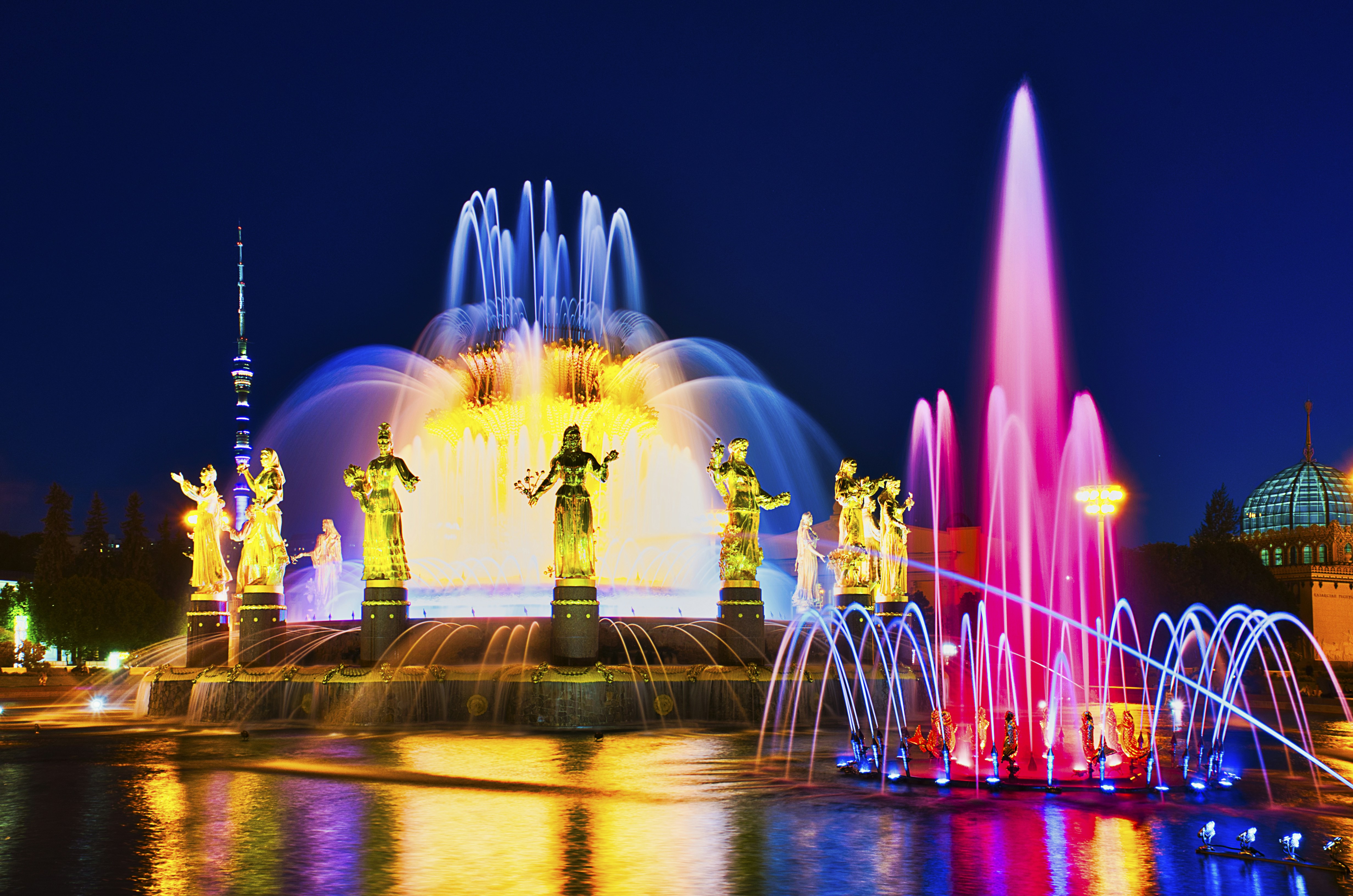 Fonte da Amizade dos Povos, um símbolo do parque VDNKh, iluminada à noite.