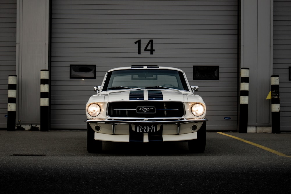 Graustufenfoto von Mercedes Benz Coupé