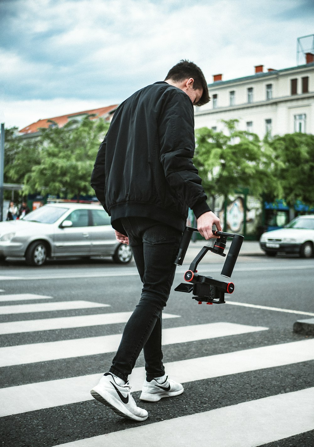 no relacionado exageración Avanzado Foto hombre con chaqueta negra y pantalones negros con cámara negra –  Imagen Zagreb gratis en Unsplash