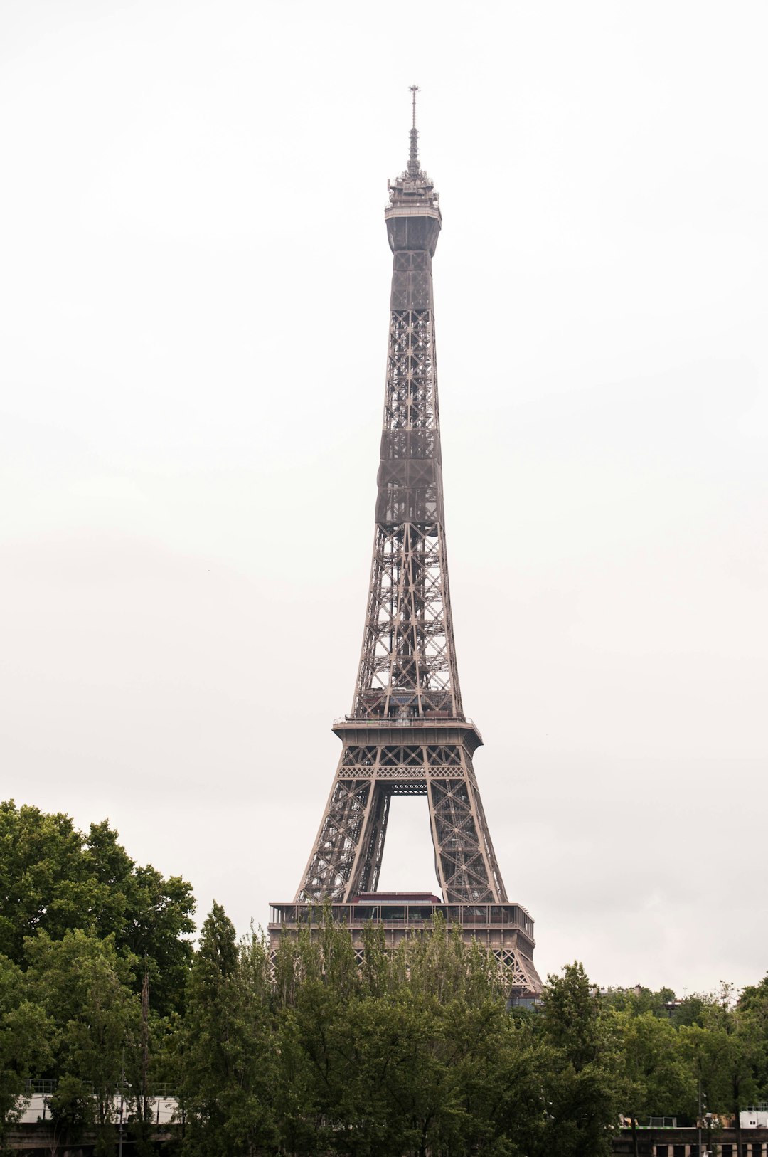 eiffel tower under white sky during daytime