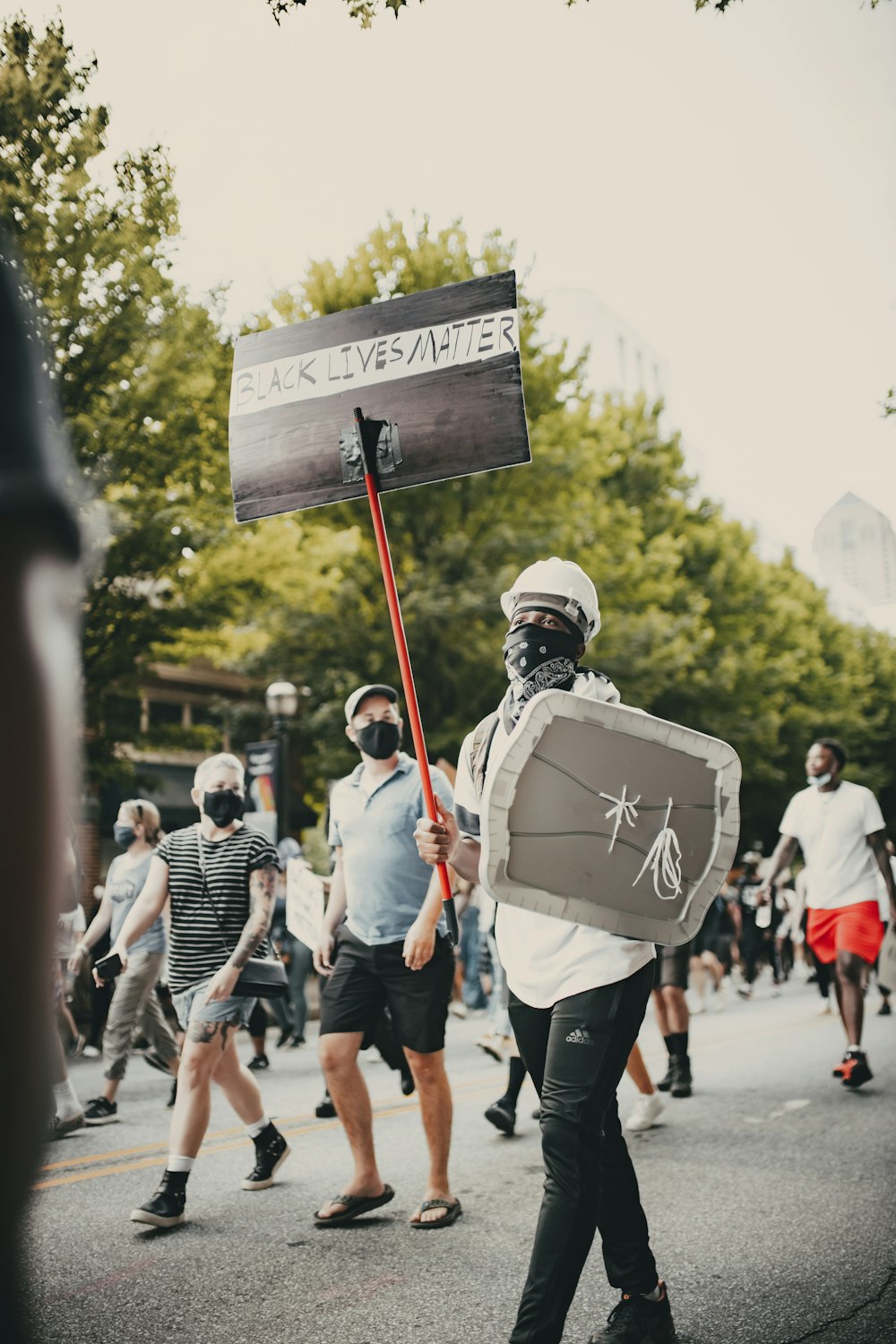 pessoas andando na rua durante o dia