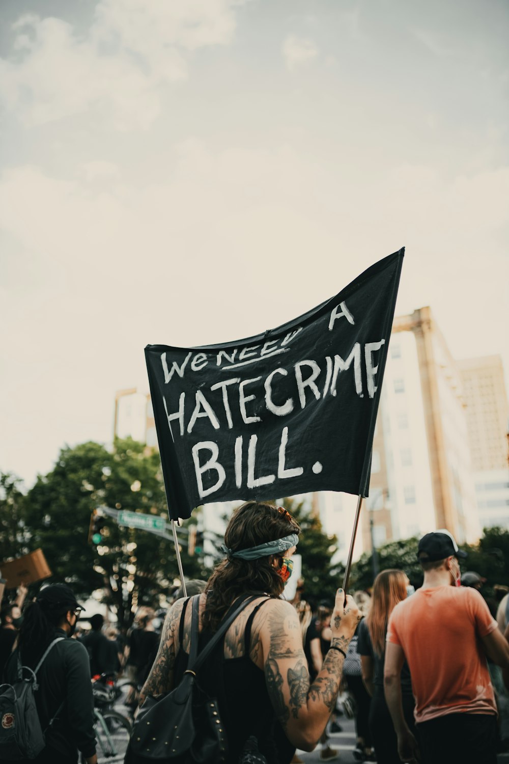 personnes marchant dans la rue pendant la journée