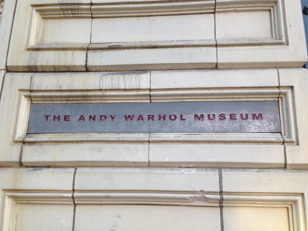 Un cartello sul lato di un edificio che dice The Andy Warhol Museum