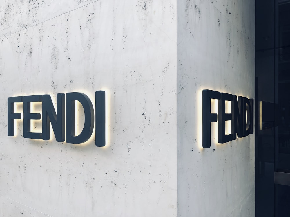 Ein Gebäude, auf dem ein Schild mit der Aufschrift Fendi steht