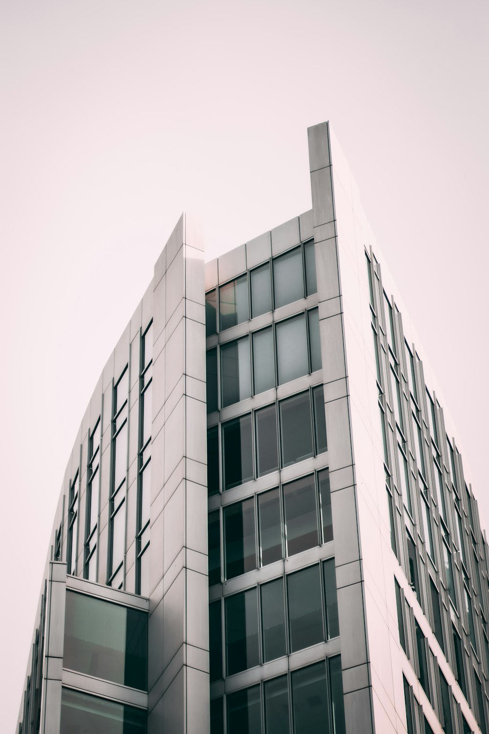 Edificio de hormigón gris durante el día