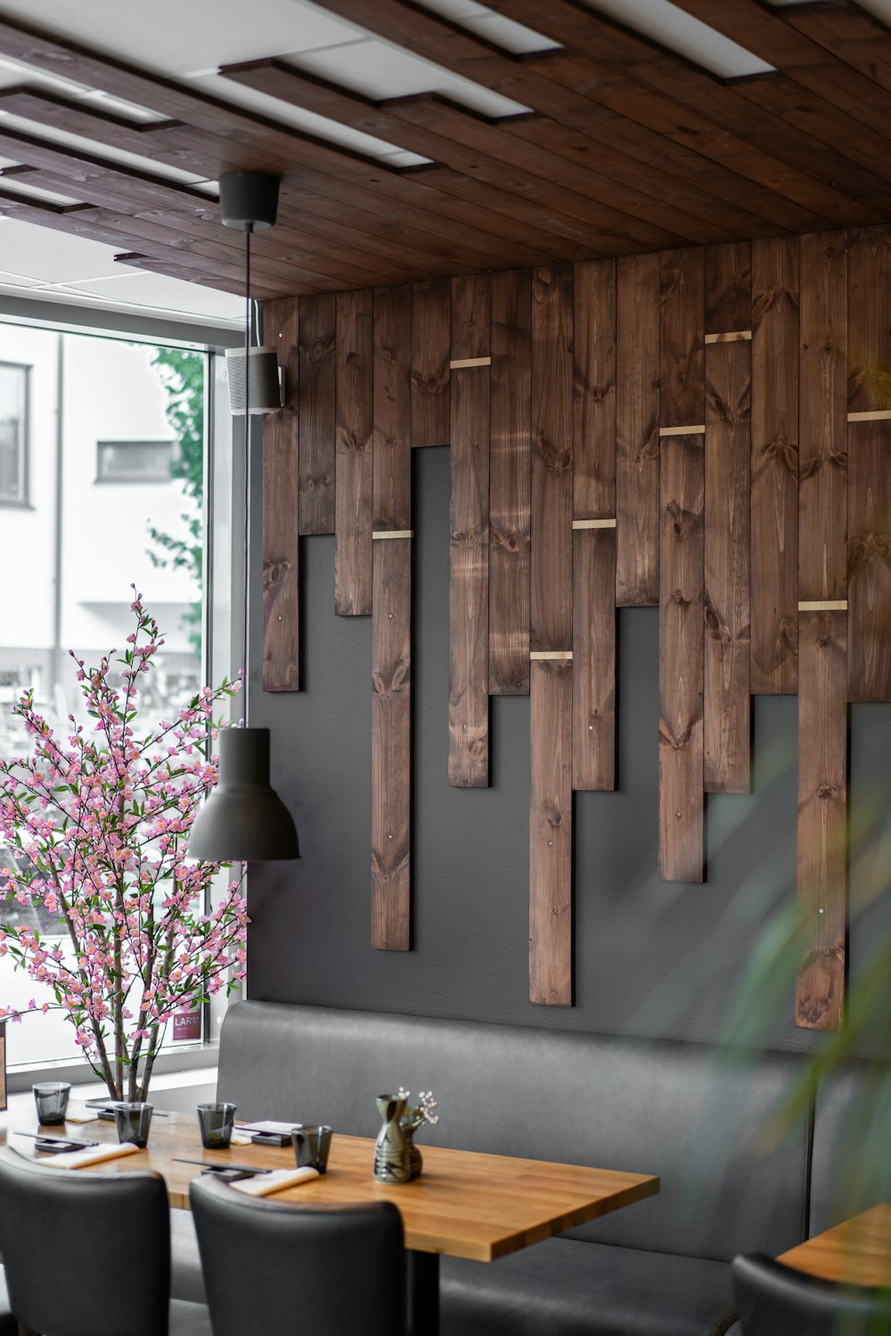 Foto Decoración de pared de madera marrón en pared de madera marrón –  Imagen Adentro gratis en Unsplash