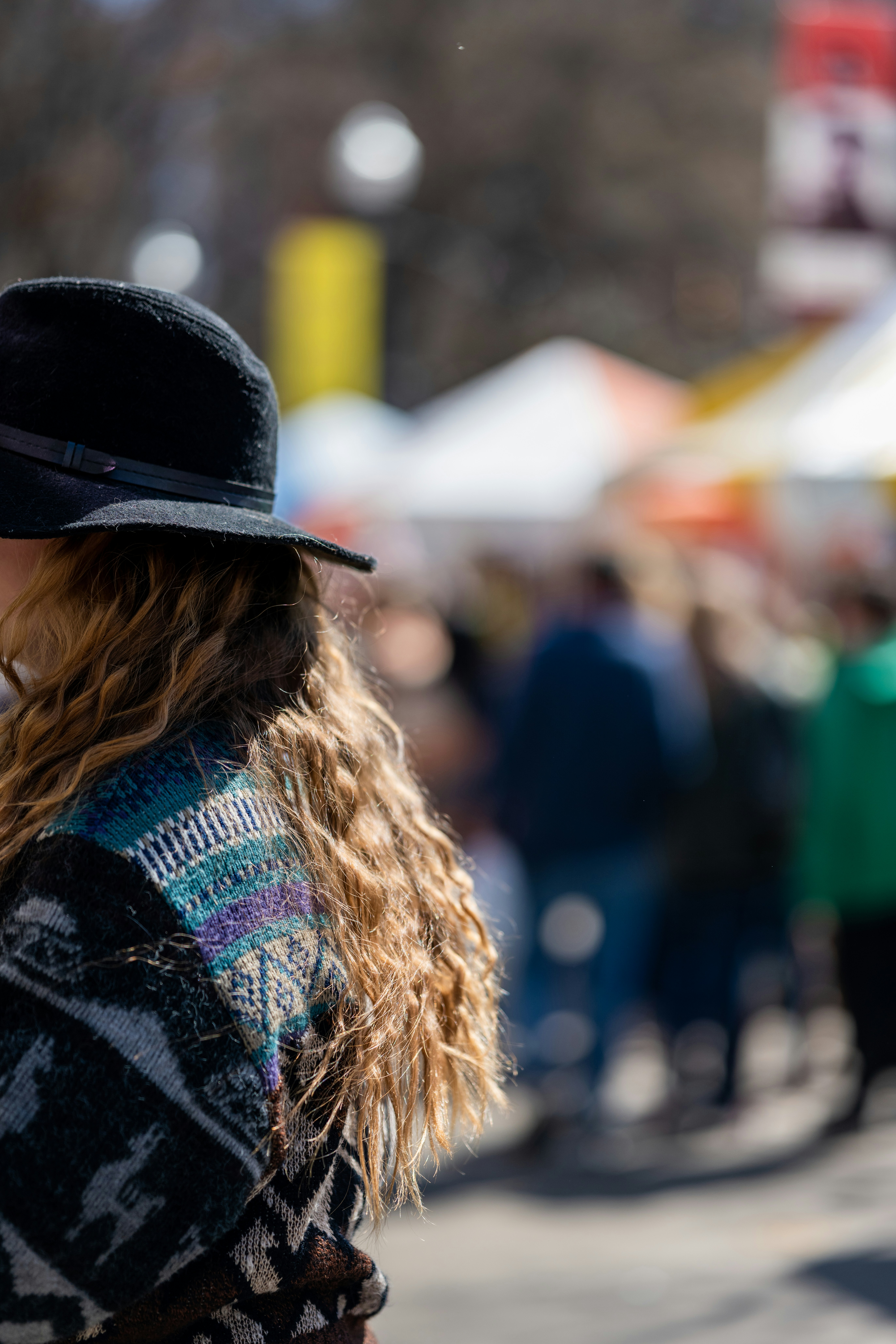 Mujer con sombrero negro y chaqueta negra